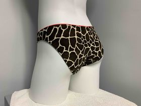 GIRAFFE PRINT LOW RISE FULL BACK BOTTOMS SIZE 6